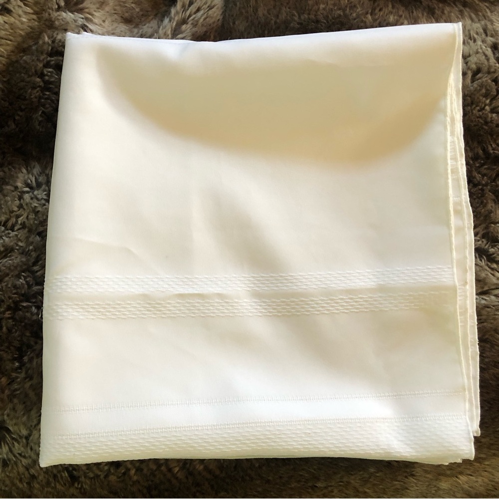 Beautiful Vintage Tablecloth with simple elegant classic raised pattern - Picture 2 of 10